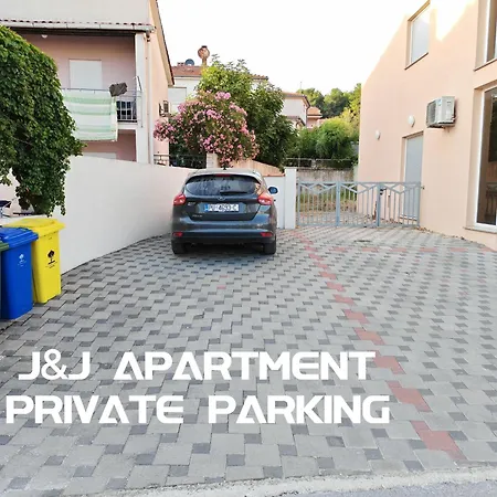 J&j New Modern Elegant With Balcony And Loggia - Free Private Parking - Fast Wi-fi And 3 Air Conditioners * פולה