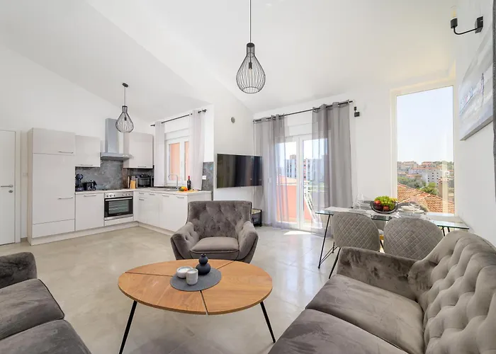 J&j New Modern Elegant With Balcony And Loggia - Free Private Parking Fast Wi-fi And 3 Air Conditioners