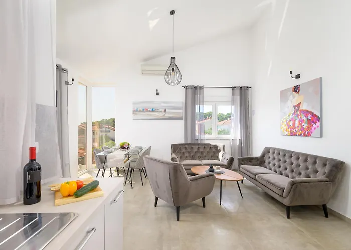 J&j New Modern Elegant With Balcony And Loggia - Free Private Parking Fast Wi-fi And 3 Air Conditioners *