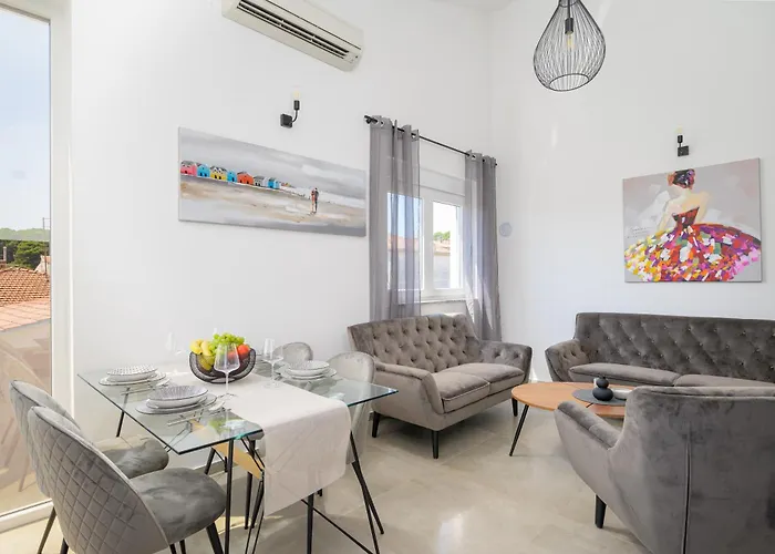 Appartement J&j New Modern Elegant With Balcony And Loggia - Free Private Parking Fast Wi-fi And 3 Air Conditioners