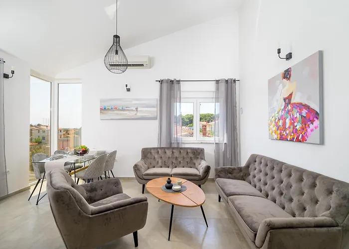 J&j New Modern Elegant With Balcony And Loggia - Free Private Parking Fast Wi-fi And 3 Air Conditioners Appartement Pula