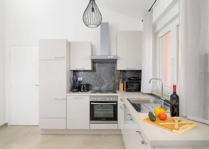 J&j New Modern Elegant With Balcony And Loggia - Free Private Parking Fast Wi-fi And 3 Air Conditioners Appartement Pula