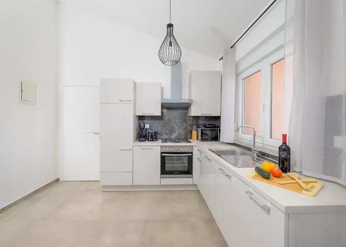 Appartement J&j New Modern Elegant With Balcony And Loggia - Free Private Parking Fast Wi-fi And 3 Air Conditioners
