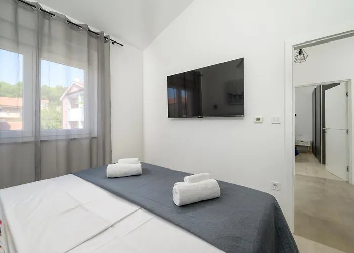 J&j New Modern Elegant With Balcony And Loggia - Free Private Parking Fast Wi-fi And 3 Air Conditioners Appartement Pula