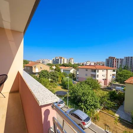 Apartment J&j New Modern Elegant With Balcony And Loggia - Free Private Parking Fast Wi-fi And 3 Air Conditioners Pula