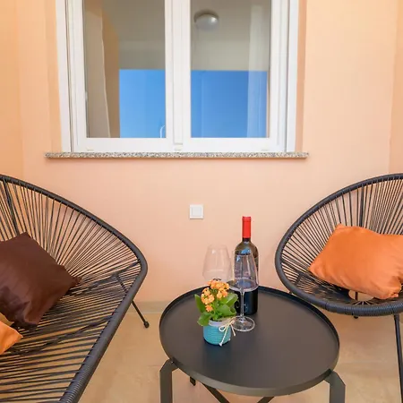 J&j New Modern Elegant With Balcony And Loggia - Free Private Parking Fast Wi-fi And 3 Air Conditioners Apartment *