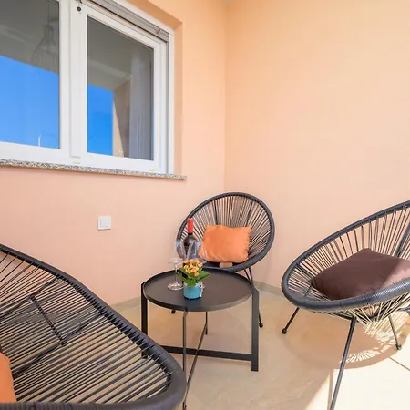 J&j New Modern Elegant With Balcony And Loggia - Free Private Parking Fast Wi-fi And 3 Air Conditioners Pula