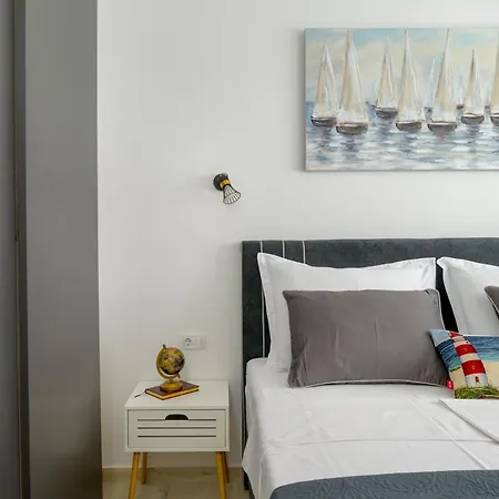 Apartment J&j New Modern Elegant With Balcony And Loggia - Free Private Parking Fast Wi-fi And 3 Air Conditioners *